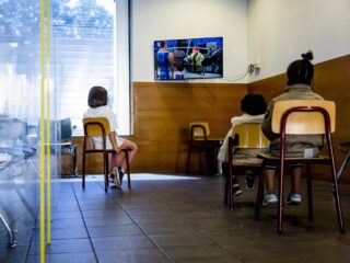 Grote zorgen om leefsituatie vluchtelingenkinderen zonder papieren: 'Onhoudbaar'