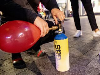 Vrouw (30) aangehouden voor poging doodslag na gooien van lachgascilinders op politie