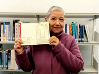 Britse vrouw brengt boek na 56 jaar terug naar bibliotheek