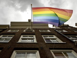 Groep volwassenen belaagt bijeenkomst voor lhbti-jongeren, vrijwilliger geslagen