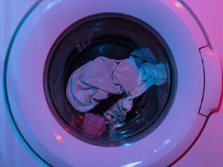 Vrouw stopt per ongeluk loterijlot in de wasmachine en loopt $26 miljoen mis