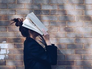 Luna (23) is spookstudent en verbergt al twee jaar dat ze niet naar school gaat