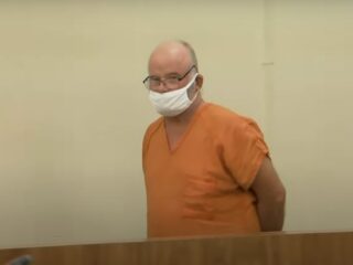 Man aangeklaagd nadat hij huurauto inlevert met kleindochter nog op de achterbank