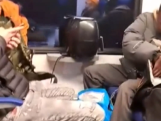 Video van man die in trein kaassouflés frituurt met zijn airfryer gaat viral