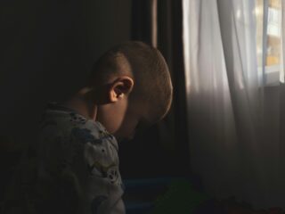 OM eist jarenlange celstraffen tegen ouders die zedenmisdrijven pleegden tegen eigen kind