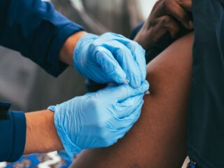 Gezondheidsraad adviseert: start dit najaar met coronavaccinaties