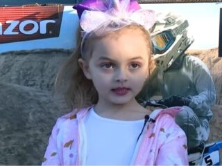 Meisje (5) bestelt voor duizenden dollars aan spullen via telefoon van haar moeder