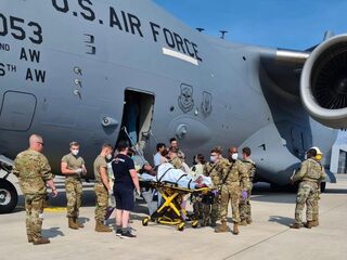 Afghaanse baby geboren tijdens evacuatievlucht vernoemd naar vliegtuig