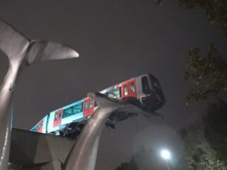 Metro bungelt meters boven de grond in Spijkenisse