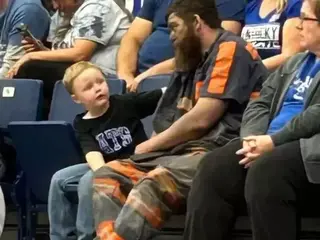Foto van mijnwerker bij basketbalwedstrijd gaat viral: "Vader van het jaar"