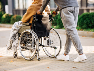 Mantelzorgers krijgen steeds minder vergoeding van gemeenten