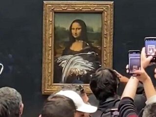 Mona Lisa aangevallen met taart door als oude vrouw verklede man