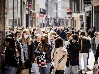 'Mondkapjesplicht mogelijk eerder geschrapt', immunoloog roept op tot direct afschaffen