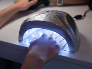 KWF Kankerbestrijding: 'Beperk gebruik uv-lampen die nagels drogen'