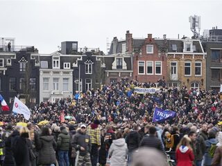 Noodbevel op Museumplein, coronademonstranten trekken door de stad