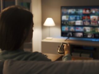Tv en films niet voor iedereen toegankelijk door ontbreken goede ondertiteling