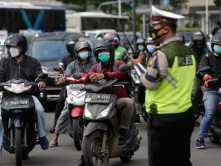 Vrachtwagen botst op telefoonpaal en verpletterd bushokje vol schoolkinderen in Jakarta