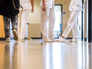 1 op 5 jonge vrouwen heeft last van ongewenste seksuele aandacht op werk