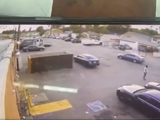 23-jarige zwarte man Robert Adams uit Amerika overlijdt nadat de politie hem neerschiet