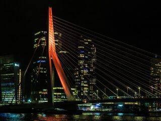 Rotterdamse Erasmusbrug en Mevlanamoskee kleuren oranje tegen geweld tegen vrouwen