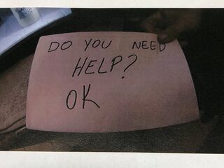 Serveerster redt zwaar mishandeld jongetje met briefje