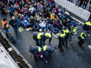 Pauline werd gearresteerd bij klimaatprotest A12: "Ik heb veel politiegeweld gezien"