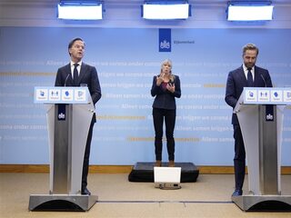 Rutte: 'Coronapas verplicht op terrassen en sportlocaties, mondkapjesplicht keert terug'