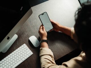 Medewerkster weggestuurd na het ontvangen van dickpic door bestuurslid