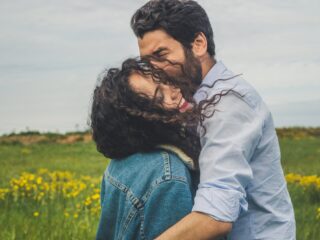 Wat dagelijks checken van je partners Insta zegt over je hechtingsstijl