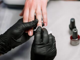 Nagelstyliste troggelt bijna 900.000 euro af van vriendin om eigen zaak te 'redden'