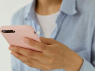 Vrouw aangeklaagd vanwege sturen van 'scheetvideo's' naar ex