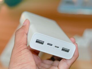 Ook Emirates verbiedt powerbanks in vliegtuig