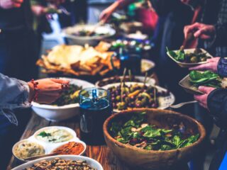 Eerste date loopt compleet in de soep: vrouw neemt 23 familieleden mee