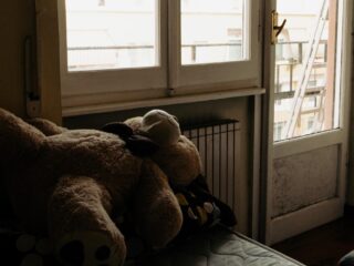 Vrouw opgepakt voor moord: liet peuter tien dagen alleen om op vakantie te gaan