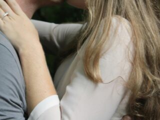 Gino (24) zoende met 48-jarige moeder van een vriendin: "Van het een kwam het ander"