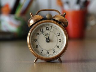 Waarom wordt de klok een uur teruggedraaid?