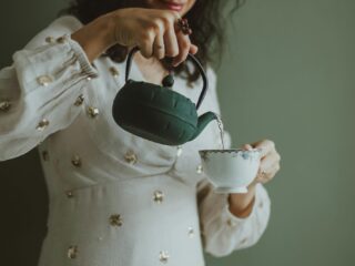 Vrouw (26) in Rotterdam opgepakt vanwege illegale afslankthee