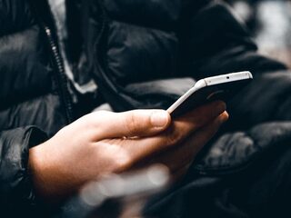 Podcast 'PHONY': kun je vrienden zijn als je niet jezelf durft te zijn?