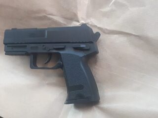 Boze buurman dreigt met neppistool bij sneeuwballengevecht