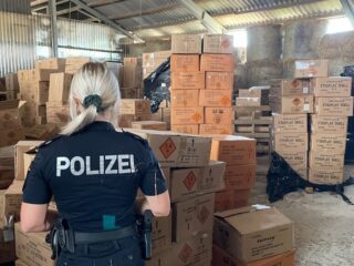 Politie vindt 350.000 kilo illegaal vuurwerk, grootste vangst ooit