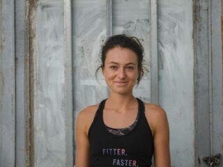 Nina (26): “Ik help vluchtelingen op Lesbos door met hen hard te lopen”