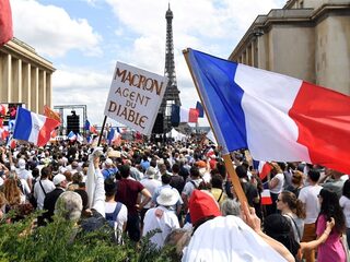 Massale protesten in Frankrijk tegen 'gezondheidspas', parlement keurt wet goed