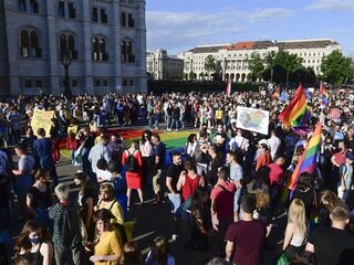 Duizenden mensen protesteren in Hongarije na goedkeuren anti-lhbtqi-wet