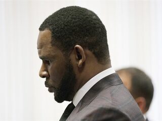 Petekind R. Kelly getuigt: "Honderden keren seks voor ik 18 was"