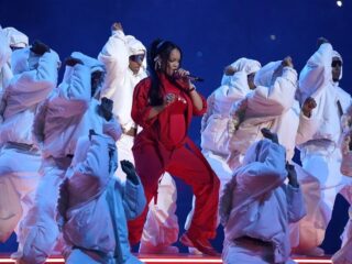 Rihanna performt grootste hits mét babybump tijdens spetterende Super Bowl-show