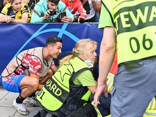 Cristiano Ronaldo schiet steward knock-out, biedt meteen hulp