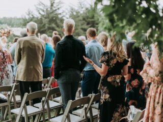 Dronken bestuurder die eigen vrienden doodreed na bruiloft in tranen bij proces