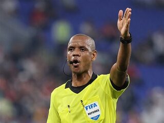 Chaos bij Afrika Cup: scheidsrechter fluit wedstrijd tot twee keer toe te vroeg af