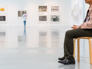 Schilderij van $1 miljoen beschadigd nadat bewaker er gezichtjes op tekent