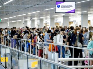 Schiphol gaat reizigers compenseren die door lange rijen vlucht misten